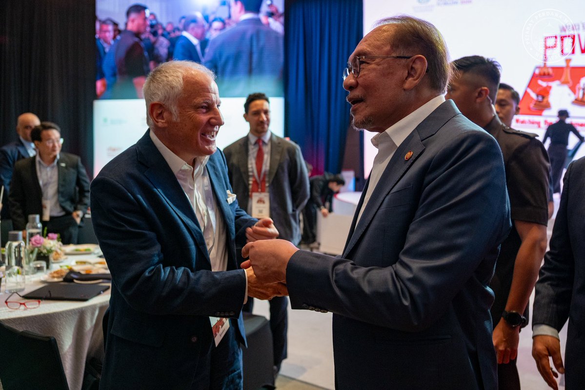 anwaribrahim's tweet photo. Dalam dunia yang dipengaruhi teknologi, geopolitik dan ekonomi, kuasa perlu sentiasa dipandu oleh prinsip, dibatasi oleh institusi dan digunakan demi kepentingan rakyat.

Krisis Kewangan Asia 1997 mengajar kita bahawa apabila sistem gagal, rakyat yang paling terkesan. Hari ini, cabarannya berubah daripada kecerdasan buatan dan gangguan rantaian bekalan kepada persaingan kuasa besar. 

Malaysia akan terus berhubung dengan semua pihak, mempertahankan kepentingan dan kedaulatan negara selain terus memperkukuh institusi, tatakelola dan integriti.

Itu antara intipati ucaptama saya di Khazanah Megatrends Forum 2026 dan harapan saya agar kita bersama-sama terus membina Malaysia yang lebih kukuh, adil dan berdaya tahan, serta memberi masa depan yang lebih baik kepada rakyat dan generasi akan datang.

#MalaysiaMADANI
#YakinMADANI
#EkonomiMADANI