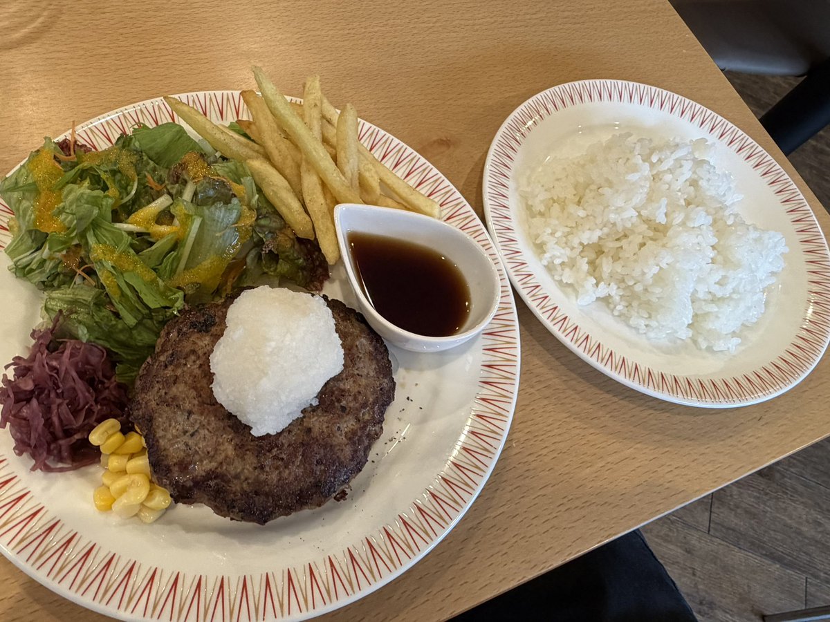 C_reator's tweet photo. でこぼこキッチン
多摩センター/洋食

まーすたのお��様にオススメされて、「自家製ハンバーグ」ランチを食べに。
※ココリア多摩センターから徒歩10分

肉厚のハンバーグがとても美味しく大満足でした！
ソースの種類も豊富なので、また別パターンも食べにきたい。 https://t.co/gXQlO89hCr
