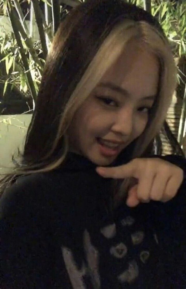 jusssthst's tweet photo. mi ex: superada 
jennie con mechitas: tema sensible https://t.co/o1BqlC7ANn