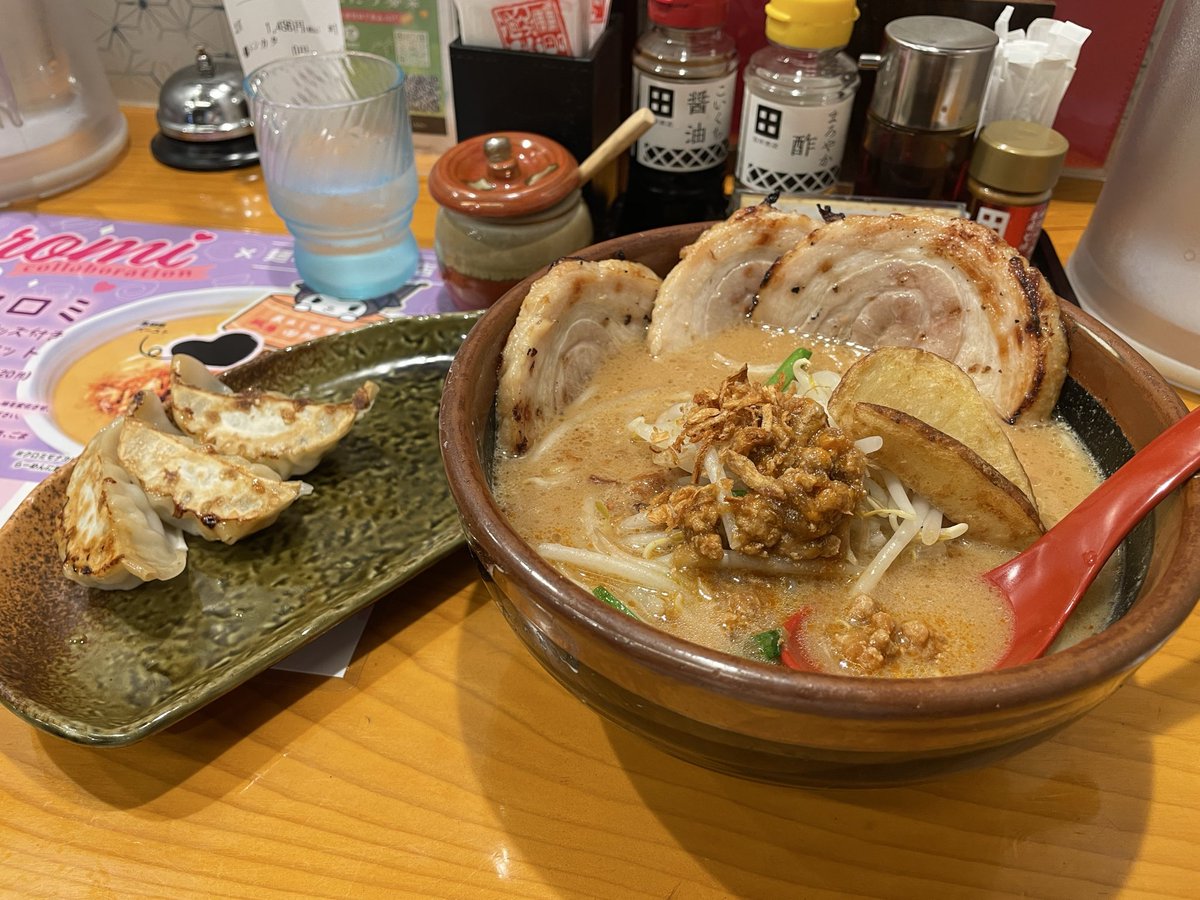 HShibs's tweet photo. 🍜北海道味噌漬け炙りチャーシュー麺

チャーシュー分厚くてうまっ
ポテト付いてるのは北海道ではデフォですか？🍟

これで基本メニュー制覇。北海道が一番イメージ通りの"味噌"かも
次はどーするか

#麺場田所商店 https://t.co/yKmfo0D3Hy