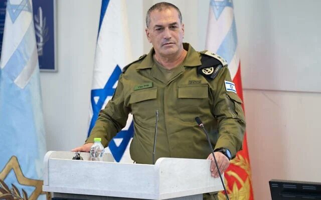 Itongadol's tweet photo. El jefe del Estado Mayor de las Fuerzas de Defensa de Israel, teniente general Eyal Zamir, afirmó esta mañana que el "deber" de Israel es investigar a fondo la Masacre del 7 de Octubre de 2023, a fin de garantizar que se extraigan las lecciones pertinentes.
Tras haberse conmemorado el fin de semana los tres años de ese mortífero ataque, señaló que "toda una nación inclina la cabeza en señal de duelo. Recordamos a los civiles asesinados en sus hogares, a los jóvenes que salieron a bailar y nunca regresaron, a quienes fueron secuestrados y asesinados en cautiverio, a los combatientes -hombres y mujeres- y a todos los soldados caídos, así como a los miembros de las fuerzas de seguridad y los equipos de emergencia y rescate que se adentraron en el infierno y perecieron en combate".
(Itongadol/Agencia AJN)

@FDIonline @BringThemHome23 #Israel #7deOctubre #BringThemHome #rehenesisraelíes #Gaza #terrorismopalestino #Hamás #HamasisISIS #Yihad #Iran