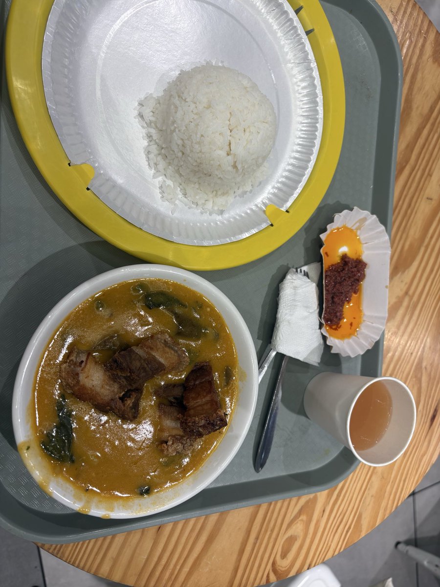 mayuyotabi's tweet photo. ショッピングモールで食べたカレカレ
茄子とかインゲンとかいっぱい野菜入ってて野菜不足には嬉しい一品でした美味しい！ https://t.co/JKAqYGm2Va
