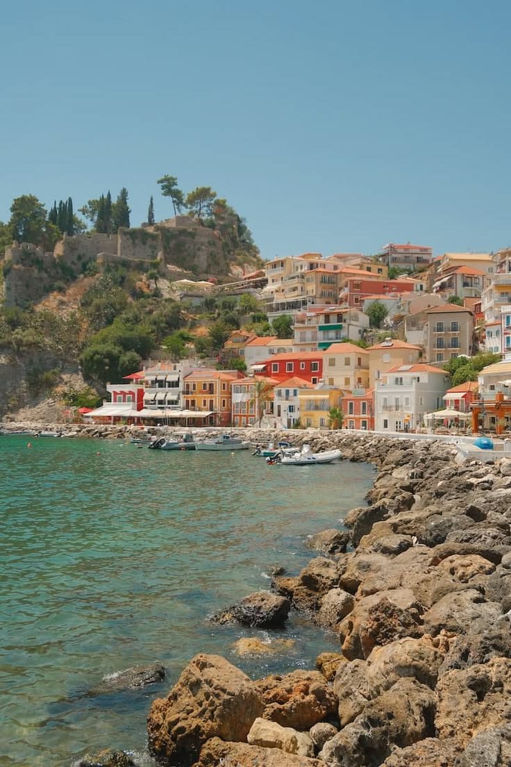 earthviewss1's tweet photo. Parga, Greece🇬🇷 https://t.co/Iix25nJR9H