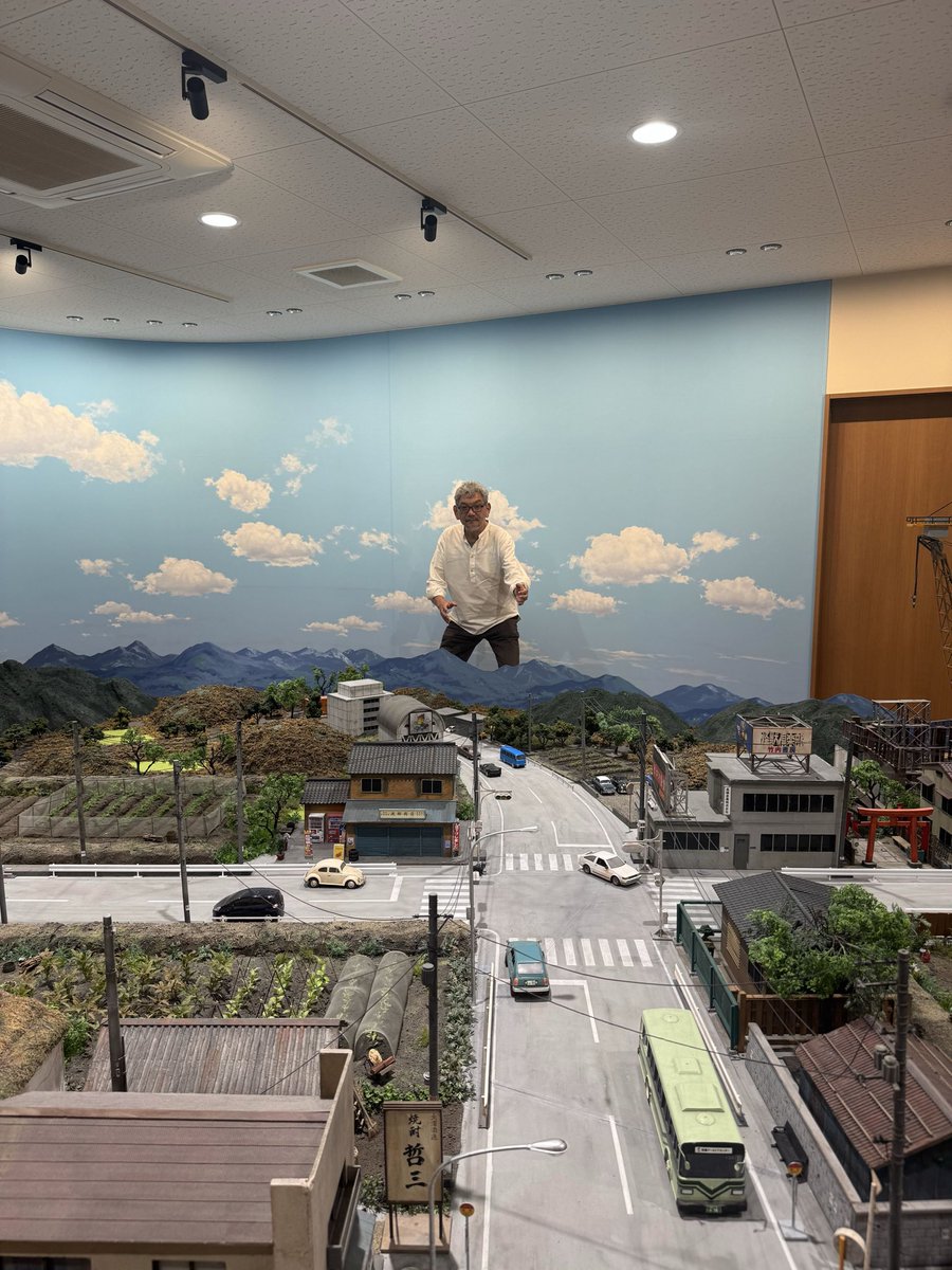 anno_moyoco's tweet photo. 先日福島の特撮アーカイブセンターを見学しに行ってきました。

戦艦大和や建物の模型がぎっしりの展示室に大興奮。明治大正期の漫画の資料としても使えるレベルの精巧さでした。
大好きな戦艦三笠も見れて最高！

写真はミニチュアの街でポーズを取る監督。

モヨコ https://t.co/xVVHXAvHll