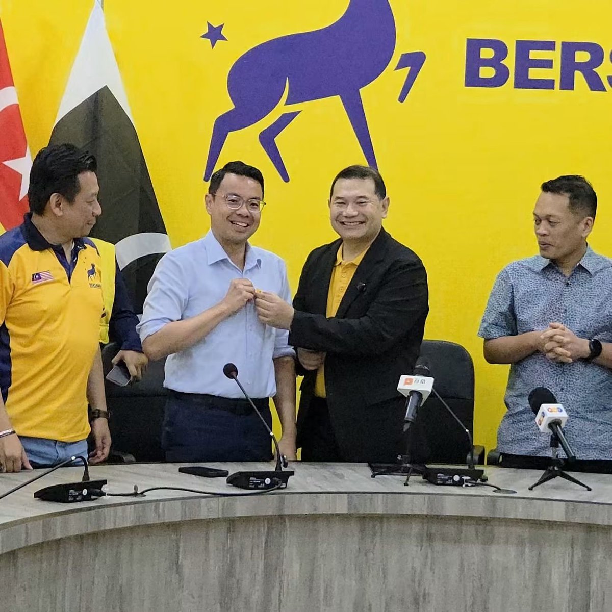 cheanchung's tweet photo. Buka lembaran baharu.
Terus melangkah ke hadapan.
=======================
Turning the page.
Moving forward.

#PartiBersama #Rafizi #LeeCheanChung #pjlestari https://t.co/EJwVJFdiv9