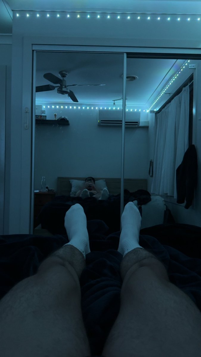 moe4fk's tweet photo. With socks or no socks? https://t.co/pRcoKKzto3