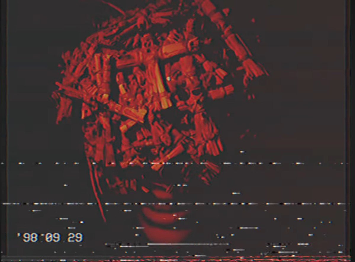 kichigaihakase's tweet photo. 2分ほどの短編ホラー『ギギギギ』をYouTubeで鑑賞。不気味です...何かの記録映像という形で表現された作品で、正直なところ真意は掴めないのですが、映し出される薄気味悪い仮面はインパクト絶大！そこに不快で耳障りな音の演出がハマり頭から離れなくなるんですよ。意味を求めたらおかしくなりそう？

音だけではなく陰影が映えるモノクロの映像と、目に焼き付く赤い映像がいつまでも嫌な余韻を残す...長く見つめていたら取り込まれそうな映像でした。