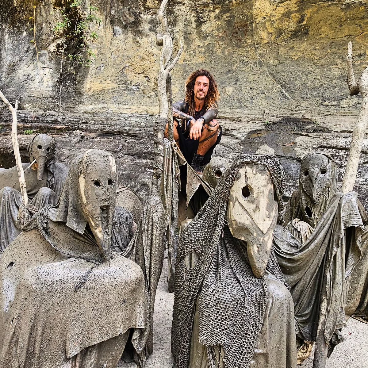 ojeda95_ara's tweet photo. Papua New Guinea, September 2025: In Chimbu Province, we met the Spirit Birds of Wii Towai, guardians of a sacred waterfall. Their masks, rituals and presence felt truly otherworldly. https://t.co/1DPmPGwzSH
