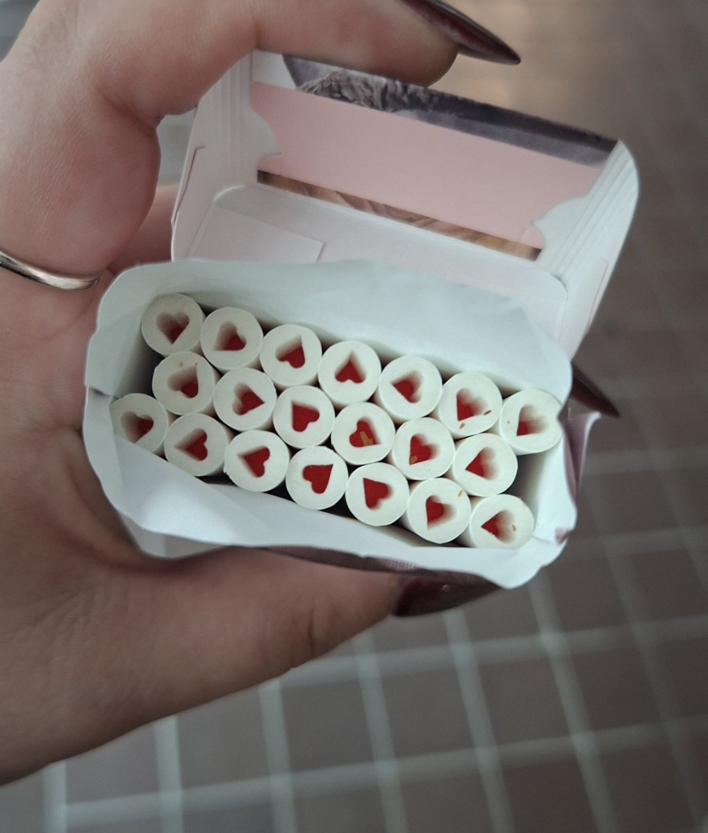paodereretour's tweet photo. Les plus belles clopes de ma vie mais ce pays déteste les fumeurs https://t.co/thxJSDKimo