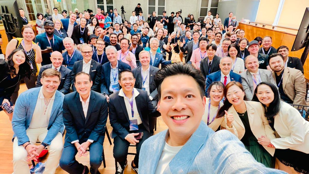 michaelh_0g's tweet photo. Post my speech and mou signing at 0g dev day. Thanks to @kiathowsg, dr Maliki, dr Chang, esteemed ambassadors, our academic partners, community members, builders, 0g team members, and more for coming!

Historic event for @0G_labs ! https://t.co/7FH6PKoDJg