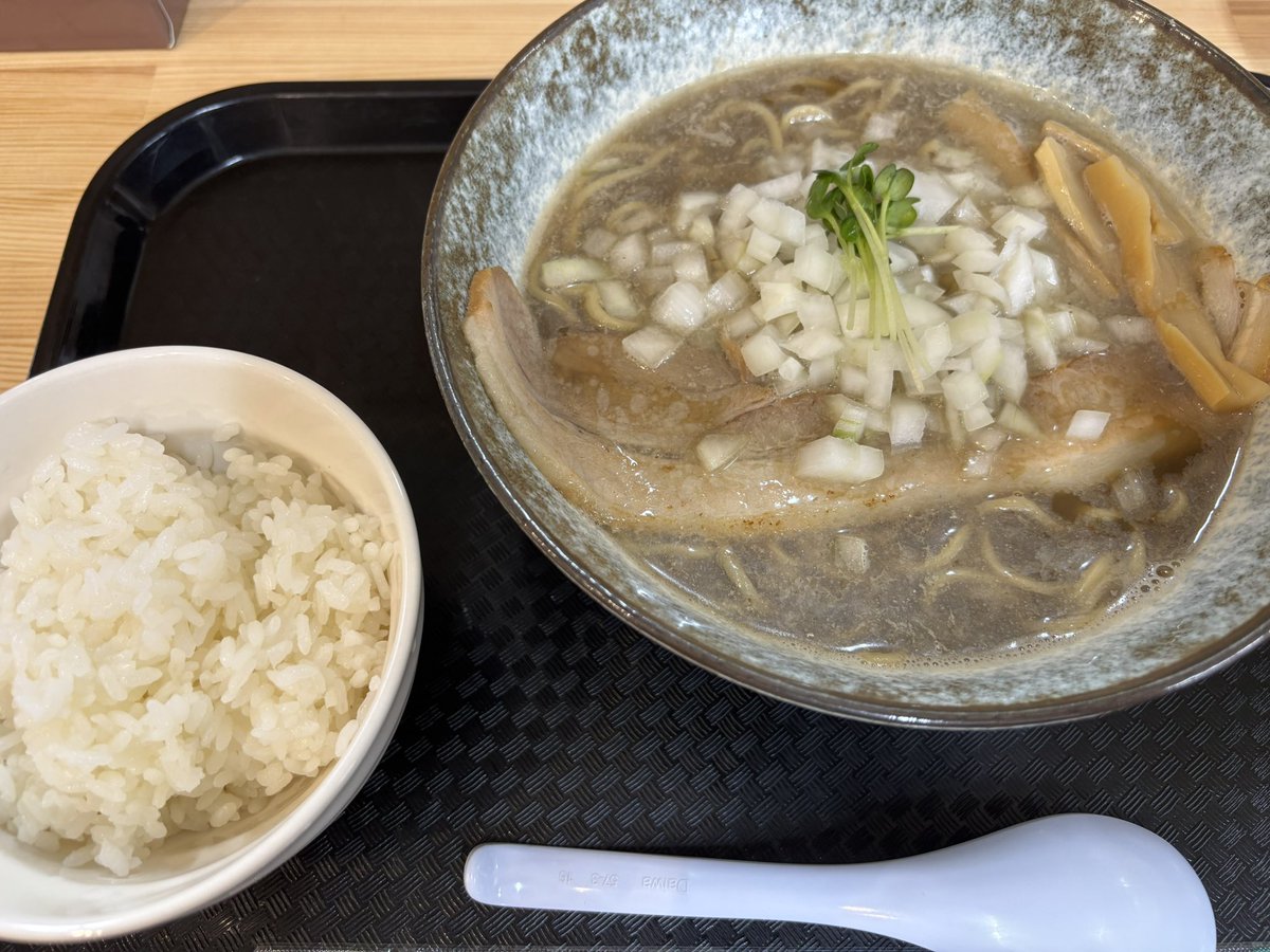 DA_unoff's tweet photo. 百式煮干しそば🍜
半ライス🍚

デフォルトでも美味しい😋
卓上の辛みそをちょっぴりinto🍜

味が引き締まると同時に汗が止まらない💦くらいパンチ🥊くらいます

#八戸市
#ラーメン
#まると食堂 https://t.co/TQDyiHhZAg