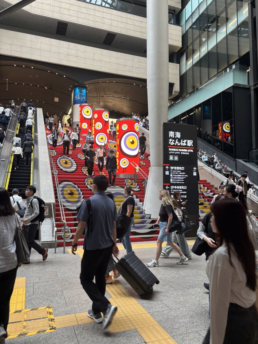 nishinoakihiro's tweet photo. 「正解になるかもしれない道」を1万通り提示することがAIの仕事ならば、選んだ道を正解にしていくことが人間の仕事なのだと思います。
　
言い換えれば、これからの時代における人間の仕事は、「答えを探すこと」ではなく、「決断すること」にある。

いつまでも正解を探し続け、正解が見つかるまで動けない人は、言ってしまえば「処理速度が遅い上に人件費のかかるAI」のようなもの。

そういう人は、これから少しずつAIに置き換えられていくでしょう。

今日から始まったNANKAI（南海電鉄）さんとのハロウィンは、日本の「八百万の神」の思想を下地にしたジャパニーズ・ハロウィンです。

このアプローチが正解だったのかどうかが分かるのは、うんと先の話。

ただ、一つだけ確かなことがある。

それは「これでいく」と決断したこと。
そして、その決断を正解にするために、これから動き続けること。

そこにこそ、人間の仕事があるのだと思います。

#NANKAI
#CHIMNEYTOWN