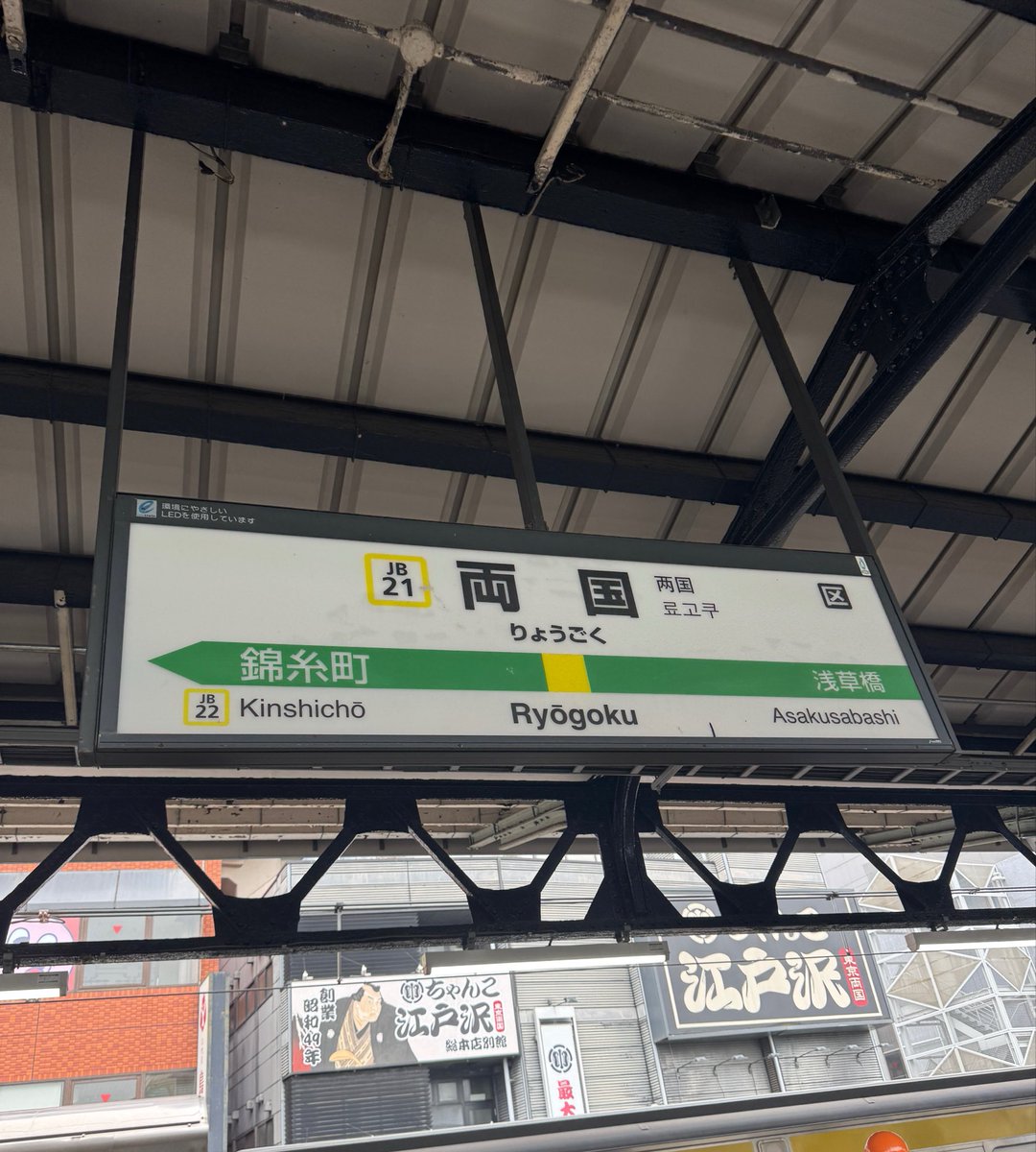 kurutta_onna's tweet photo. 化粧のこととなると、異常なフットワークの軽さを見せる私(※丁度　品入れの時だった) https://t.co/5t6vY3sVY6
