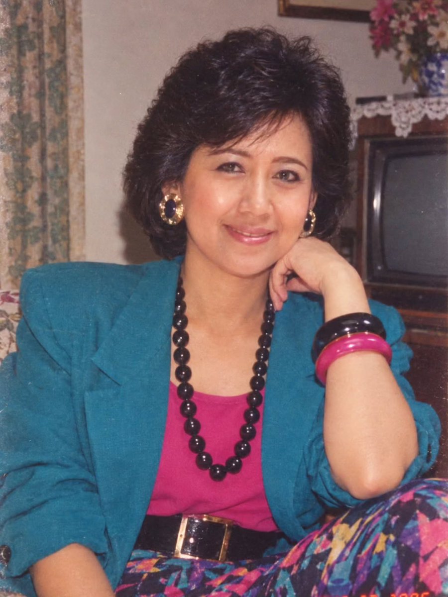 RogelioPongo's tweet photo. Rindu gaya 80-an: baju ber-padding, rambut model talang, kalung bulat-bulat, dan anting besar. https://t.co/8Kzu5WKd6J