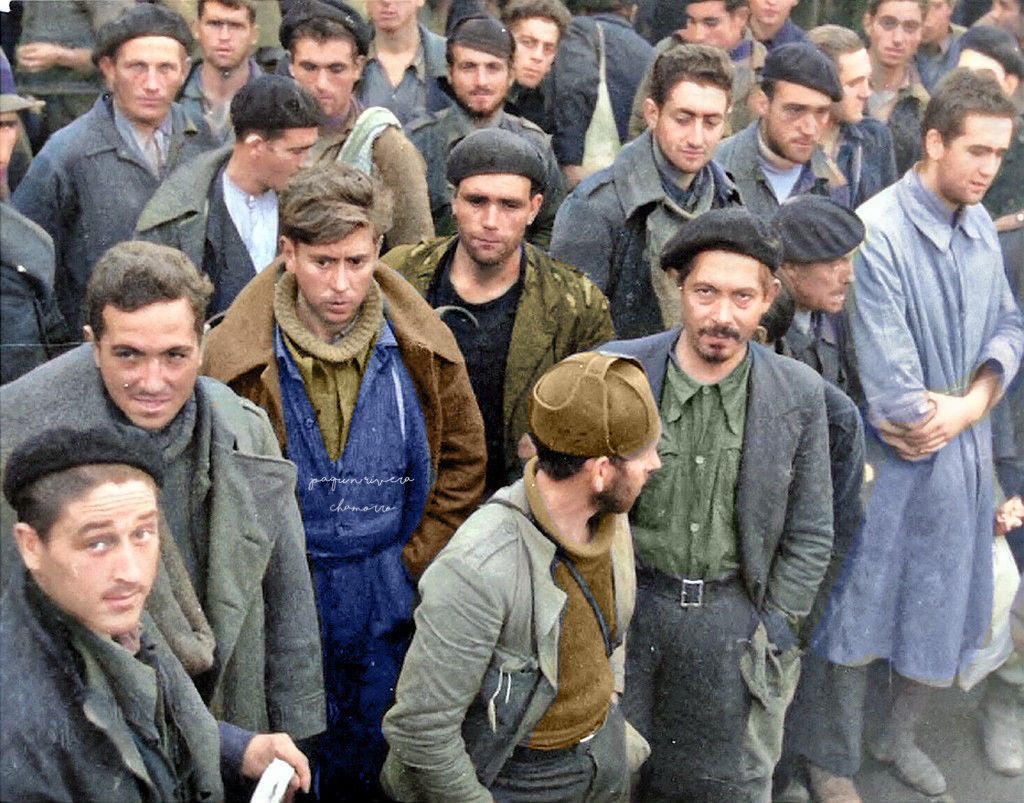 JoaqunRiveraCh1's tweet photo. Buenos días, madrugadores. 5 de octubre de 1934, tras la inclusión de 3 ministros de la CEDA en el Gobierno de Alejandro Lerroux, se inicia una sublevación en toda España liderada por una parte del Partido Socialista, con los diputados Largo Caballero e Indalecio Prieto como protagonistas.

La rebelión es sofocada rápidamente en las grandes ciudades. La CNT y la FAI deciden no unirse a la dirección socialista, aunque sí lo hacen comunistas y elementos del Bloque Obrero y Campesino. En Madrid, una de las primeras casas atacada es la del propio Julián Besteiro, de la corriente moderada del PSOE.

En Asturias, León y Palencia, en cambio, se consolida la Alianza Obrera, incluyendo anarquistas en la misma. El líder del Comité Revolucionario asturiano es González Peña, diputado socialista.

Columnas de mineros armados, incluso con piezas de Artillería, avanzan desde las cuencas hasta penetrar en la ciudad de Oviedo. La Guardia Civil y la de Asalto apenas pueden ofrecer resistencia al ser muy inferiores en número. Tendrán numerosas bajas los primeros días.

El Gobierno de la República reacciona preparando varias columnas del Ejército que converjan sobre Gijón y Oviedo. Tropas del Protectorado son embarcadas para ser enviadas a Asturias.

Durante dos semanas, el Comité Revolucionario asturiano pondrá en jaque al Gobierno de la República, llegando a controlar ñ parte de la provincia de Oviedo, incluida su capital. Las tropas enviadas desde León son detenidas en los pasos de montaña, y el general Bosch se ve obligado a establecerse en defensiva.

El ministro, a instancias de Gil Robles, llama a su lado, en calidad de asesor, al general jefe de la Comandancia de Baleares, Francisco Franco.l, haciendo de menos al jefe del Estado Mayor Central nombrado por Azaña, el general Masquelet.

Sobre el terreno, el jefe de la 3ª Inspección del Ejército, Eduardo López de Ochoa, comienza una ofensiva desde Galicia, mientras las tropas de África desembarcan en Gijón, al mando del teniente coronel Yagüe.

Las desavenencias entre ambos son manifiestas, así como la forma de entender la represión. Miles de revolucionarios son detenidos, algunos, sobre todo los que caen en manos de tropas regulares indígenas o fuerzas legionarias, será fusilados sin formación de causa. 

La rebelión se sofoca, Largo Caballero es detenido, también González Peña. Algunos militares que habían participado en la sublevación son condenados a muerte. 

El suceso tuvo graves consecuencias y contribuyó, aún más, a dividir a la sociedad y a los propios partidarios del régimen republicano. 

La victoria del afrenté Popular liberó a los miles de detenidos.