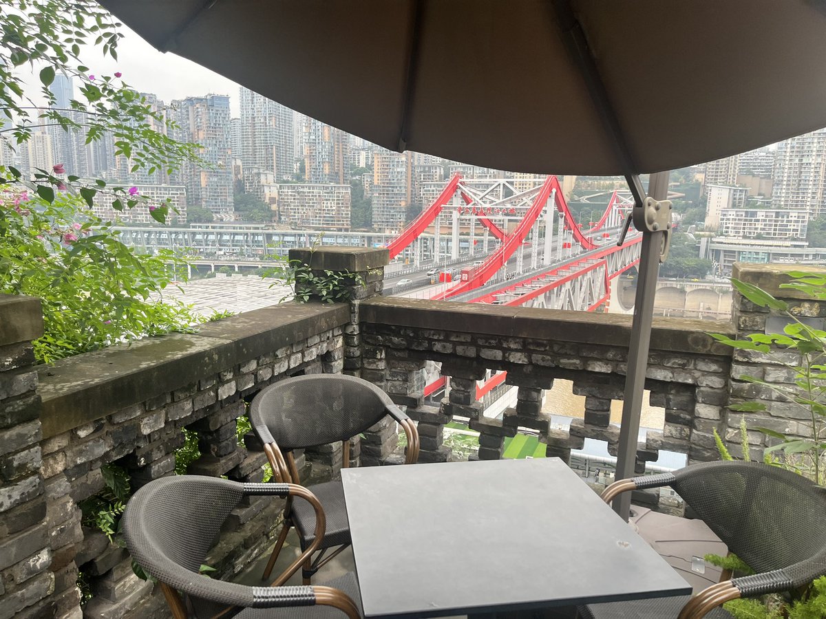 masashanghai's tweet photo. 重慶最終日。チェックアウトから帰り便まで少し時間が空くからまたこのカフェ来てしまった。 https://t.co/kB7aXrneyE