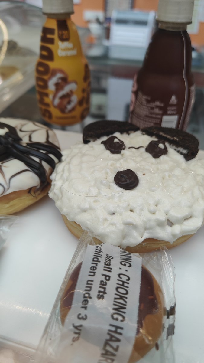 iamvin29's tweet photo. @MadOverDonuts @tarak73 @fssaiindia 
Please have a look &amp; conduct frequent raids for hygeine. Found a hair on a donut displayed for sale inside the glass box. 

Mad Over Donuts Vaishali, Lower Ground Floor, Mahagun Metro Mall, VC 3, Vaishali, Ghaziabad, Uttar Pradesh 201019 https://t.co/eP0Jk1DA5z