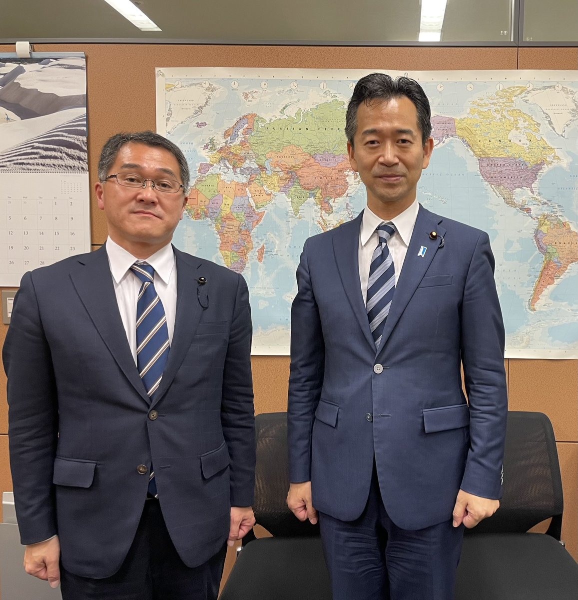 terashima_nobu's tweet photo. 今朝は駒木市議と朝のご挨拶！

創価大学で同じ時代に学んだ岡本三成さんが公明党新代表に。私も決意を新たに、地域の声を政策へ。国・道・市をつなぎ、旭川・北海道の未来のために行動します。

雪をまとった山々に、季節の移ろいを感じました。

※２枚目は2022年、衆議院議員会館での写真です。

#岡本三成#寺島信寿