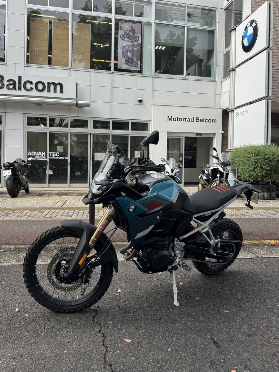 gucci_valley's tweet photo. タイヤ交換をお願いしてる間にF900GSを試乗

宗教上の理由でテールランプがウィンカーと一体になってるバイクは乗れないので候補外だが https://t.co/Yf2Y2G5KJE