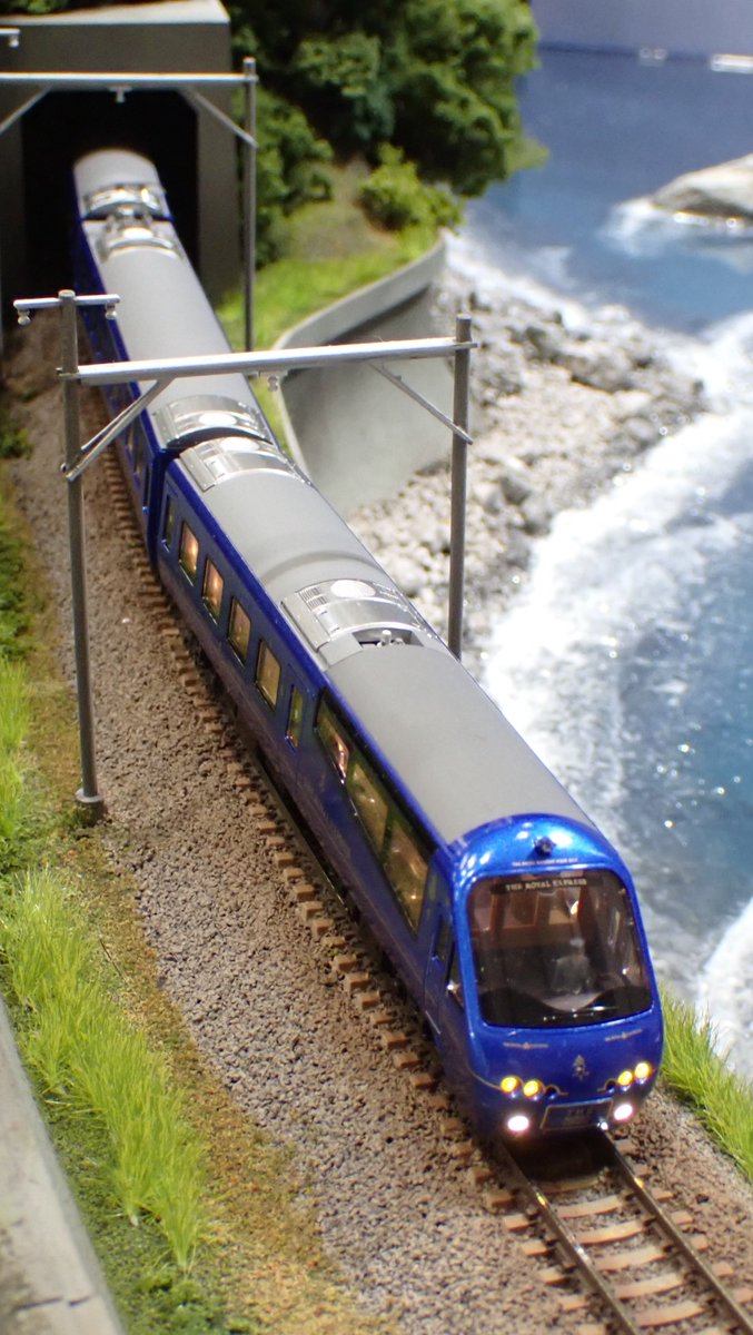 mokeitetsu_com's tweet photo. 【補足情報】伊豆急行2100系〈THE ROYAL EXPRESS〉

＜カタログ表紙と同じアングルで＞

カタログの詳細情報
→https://t.co/E5ONKykrfV

#全日本模型ホビーショー