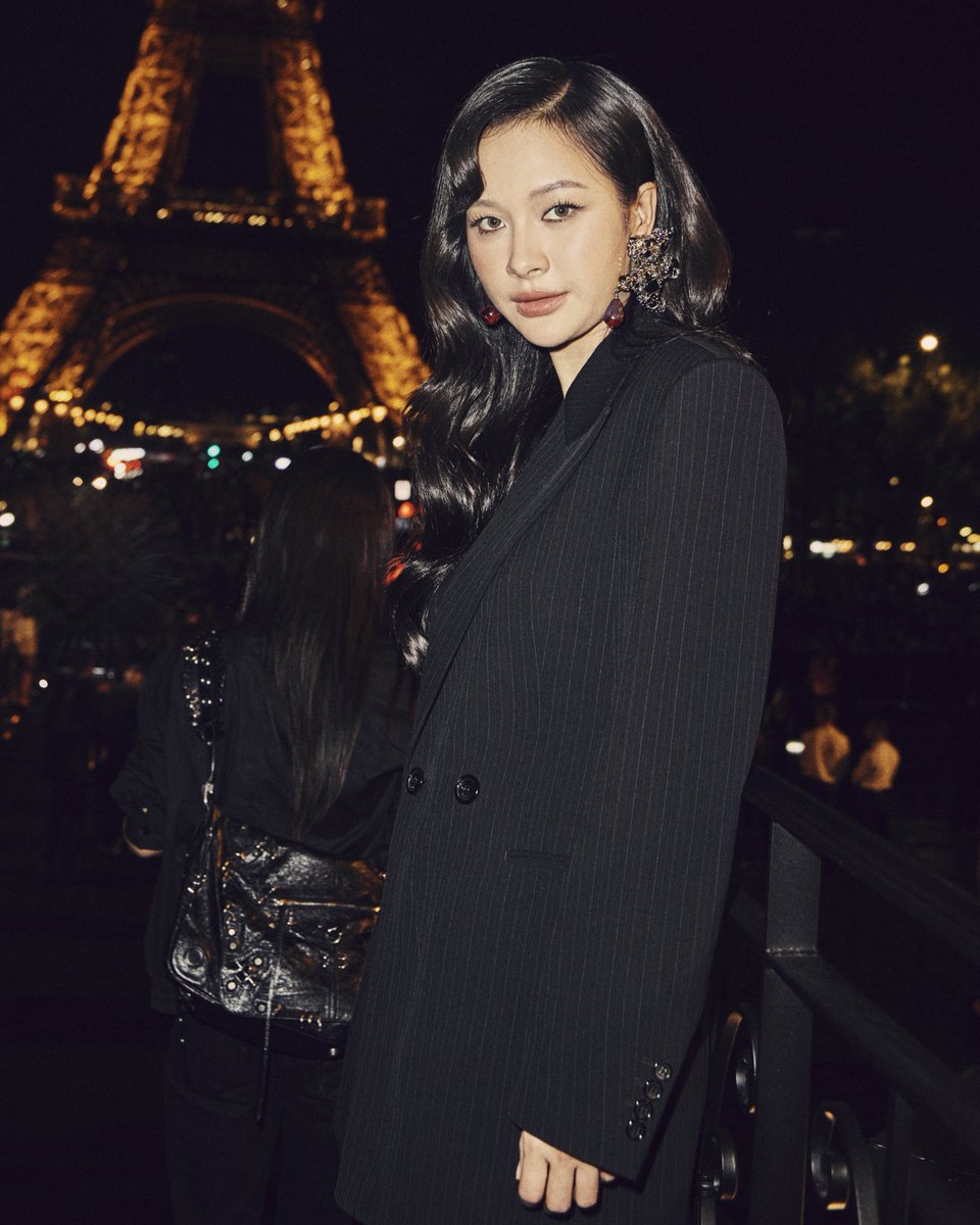 fabmagazineth's tweet photo. @YSL เผยโฉมคอลเลกชัน women’s summer 2027 โดย @anthonyvacc ท่ามกลางบรรยากาศอันน่าจับตาของ #parisfashionweek พร้อมต้อนรับเหล่าคนดังและบุคคลสำคัญจากหลากหลายวงการที่เดินทางมาร่วมชมแฟชั่นโชว์ ณ กรุงปารีส ได้รับแรงบันดาลใจจาก “แสง” และ “ทอง” ซึ่งถือเป็นสีที่มีความผูกพันอย่างลึกซึ้งกับ #saintlaurent ความโดดเด่นของคอลเล็กชั่นยังสะท้อนผ่านบรรยากาศของโชว์ ณ trocadéro โดยมีหอไอเฟลเป็นฉากหลัง พร้อมองค์ประกอบสีทองที่สร้างภาพอันน่าจดจำให้กับค่ำคืนแห่งแฟชั่นในกรุงปารีส โดยมี #มิ้ลค��พรรษา สองตัวแทนจากประเทศไทยในฐานะแขกคนสำคัญของแบรนด์มาร่วมงาน #saintlaurentss27 #saintlaurentxmilk #panlyv #milkpansa #fabmagth #fabmagazinethailand #fabmagazine