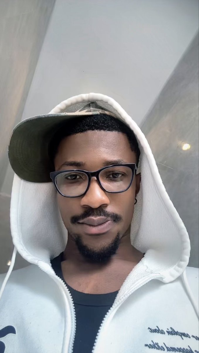 charles_goddy's tweet photo. Abeg who wan sleep with me ? This new week target na 1m and nobody don paste hotel location 😭 https://t.co/Jx4cW6OYgL