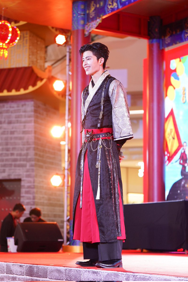 amhappie's tweet photo. ละแบบพี่เค้าใส่ชุดไทยก็หล่อ ชุดฮ่องเต้ก็หล่อ ชุดแบบจอมยุทธ์ก็หล่อ ชุดแบบนายพลชั้นสูงสุดก็หล่อ คือใส่ได้หมด ไม่มีอะไรล้มฮีได้ เพราะฮีจะล้มแชมป์เองทั้งหมดที่กล่าวมา นอกจากหล่อเป็นบ้า ก็หล่อล้มแชมป์ รวบไปเลยสิบทิศ สิบสมัย เอาสิ่ 🤙🏼🤙🏼🤙🏼 

#ppnaravit 

📸เครดิตตามรูปเลยหนาา https://t.co/vazVKqafYY