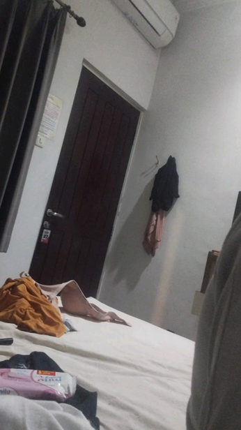txtharihariWNI's tweet photo. Ada nggak sih yang first time HS-nya nggak seindah itu? Aku salah satunya.

Aku inget pertama kali itu takut & sakit, jadi nggak berhasil.

Pas itu suami cuma ngambek karena aku tolak. Alhasil aku nangis pas suami ngambek.

What a bad honeymoon day 😌

Btw, pas bener-bener hari H itu ngambek biasa.

Percobaan pertama kali juga sebenarnya di rumah dan cuma ngambek biasa.

Yang sampai benar-benar marah itu pas percobaan ke-3, waktu lagi honeymoon.

Ada yang first time-nya juga ternyata nggak sesuai ekspektasi? 😭