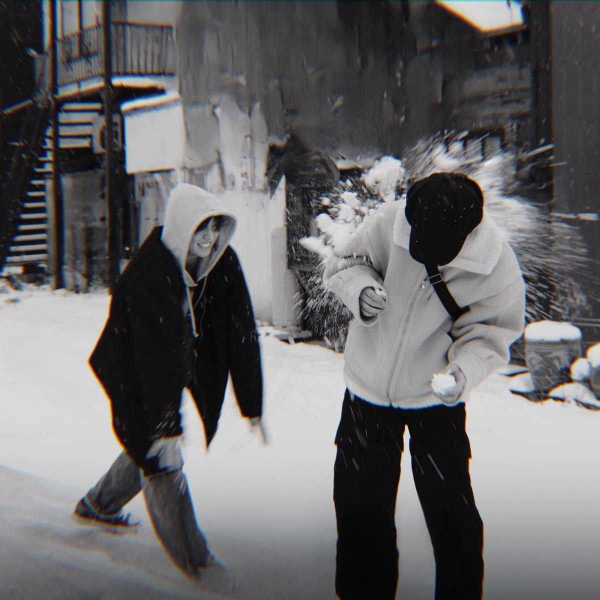 jacob7166's tweet photo. 💛訂閱限定，國旻同人《追逐》更新💜
🍄：
這一篇琢磨很久，但寫一寫又覺得唉呀……這兩人就是命定的戀人啊。
另外很謝謝留言的讀者，很感謝也很開心感動，有人跟我一樣珍惜這一個故事。
有讀者推薦的音樂変わらないもの非常貼合Mina（Ian與M的cp名），請大家可以去找中文歌詞來搭著聽。
—
🌙摘錄☀️
酒意不斷上湧，智旻閉眼趴在男人背上，隨著腳步的一起一伏感覺自己像漂浮在海上。鄂霍次克海的月夜，他站在網走港的浮橋上暈眩，聊天室裡對方發來的約會訊息他看了一遍又一遍。

晚了一年才讀取的訊息，不會履行的約定，隨著他張開的掌心跟手機一起沉入海底。
—
雷CP雷國旻煩請自行避雷。
🍄友善提醒：
純粹腦補，閱者勿上升現實真人，未成年請繞道，禁止轉載及其他平台上傳。
附圖：冬日國旻