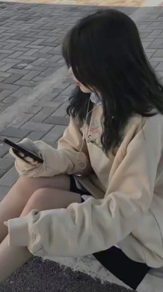 HeenaRa17239591's tweet photo. 私もグラブルで水だったな鶴丸…って思い出してた
水……色がなく形をかえひとところに留まることなく流れるからですか？ https://t.co/lwwm1lK5y2