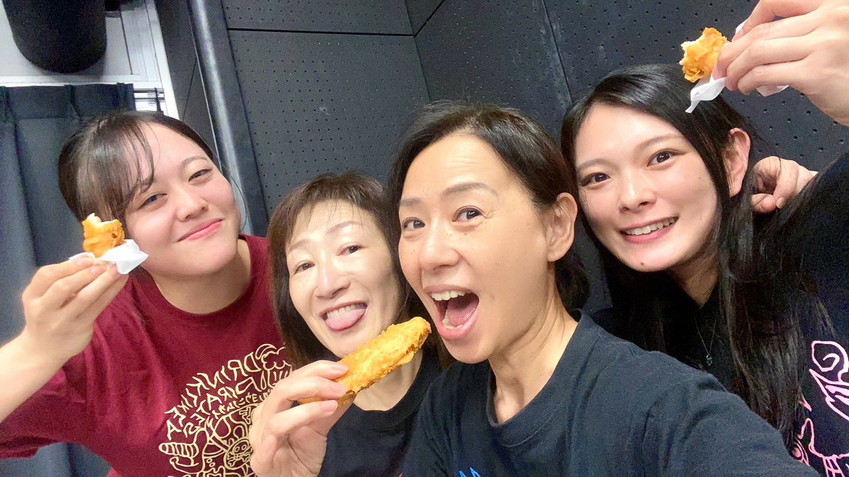 Tonmy0915's tweet photo. #おはとも🕊️
#海賊のように飲む会 
ゆきねぇに差し入れいただいたケンタッキーご馳走様でした😋🍗
踊りまくった体に染みる塩分っ💃笑 https://t.co/0StoBJzUbj