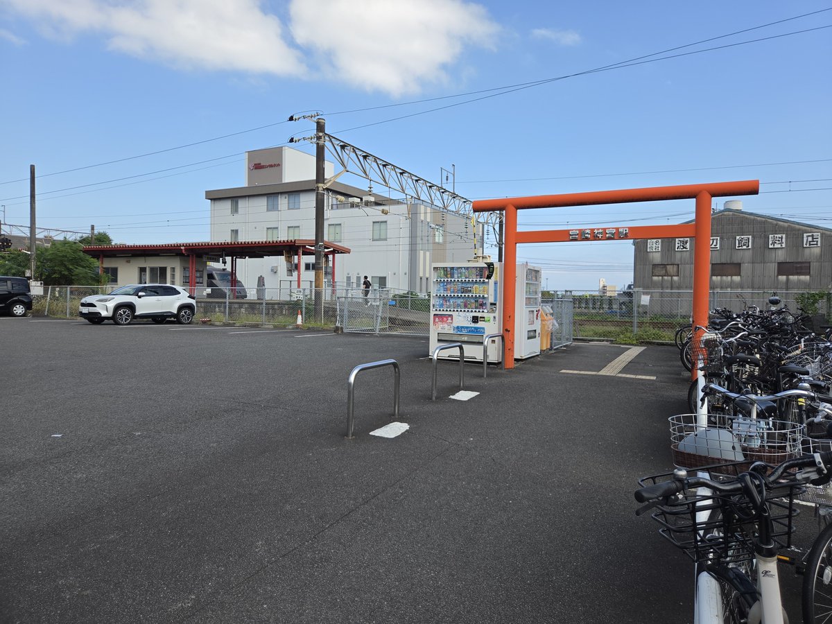 kitaura_ingen's tweet photo. 宮崎神宮駅
どこから入るのか迷ったけど鳥居が入口だった
ICカード端末と自動券売機が設置されてる無人駅 https://t.co/T5nbDTXrUK