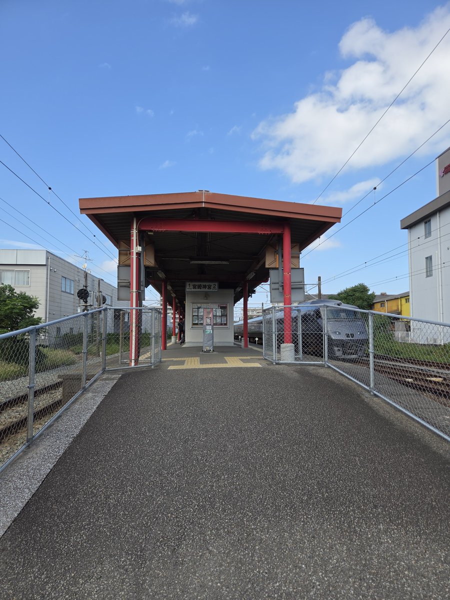 kitaura_ingen's tweet photo. 宮崎神宮駅
どこから入るのか迷ったけど鳥居が入口だった
ICカード端末と自動券売機が設置されてる無人駅 https://t.co/T5nbDTXrUK