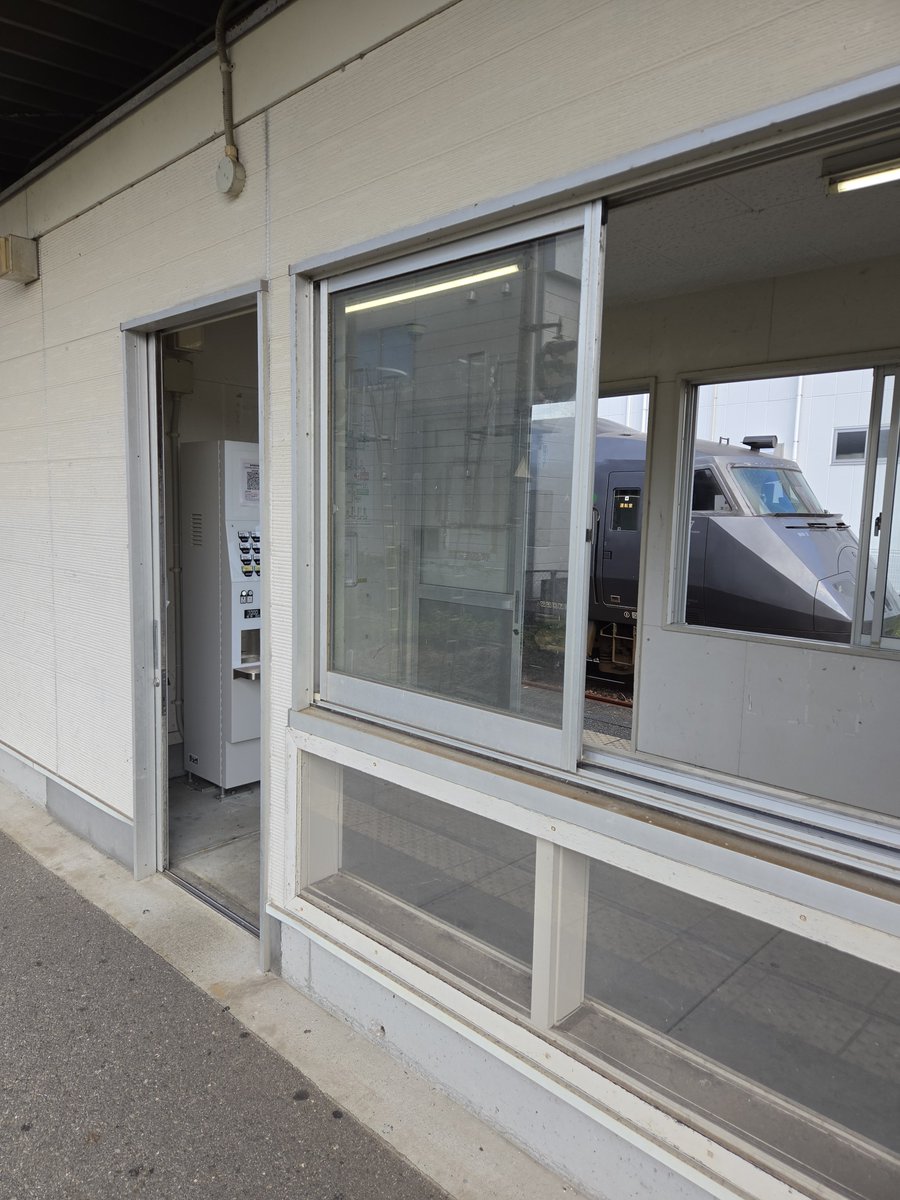 kitaura_ingen's tweet photo. 宮崎神宮駅
どこから入るのか迷ったけど鳥居が入口だった
ICカード端末と自動券売機が設置されてる無人駅 https://t.co/T5nbDTXrUK