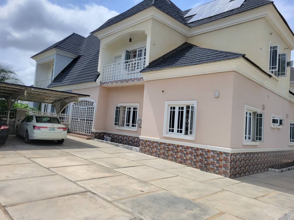 AbujaAffordable's tweet photo. FOR SALE 

4 bedroom semi-detached duplex with massive space that can contain up to 10 cars.

Location: River Park Estate Airport  Road Lugbe Abuja 

Asking price: ₦300M

Title document :FCDA RofO 

Broker's fee: 5% https://t.co/594Qr60DwM