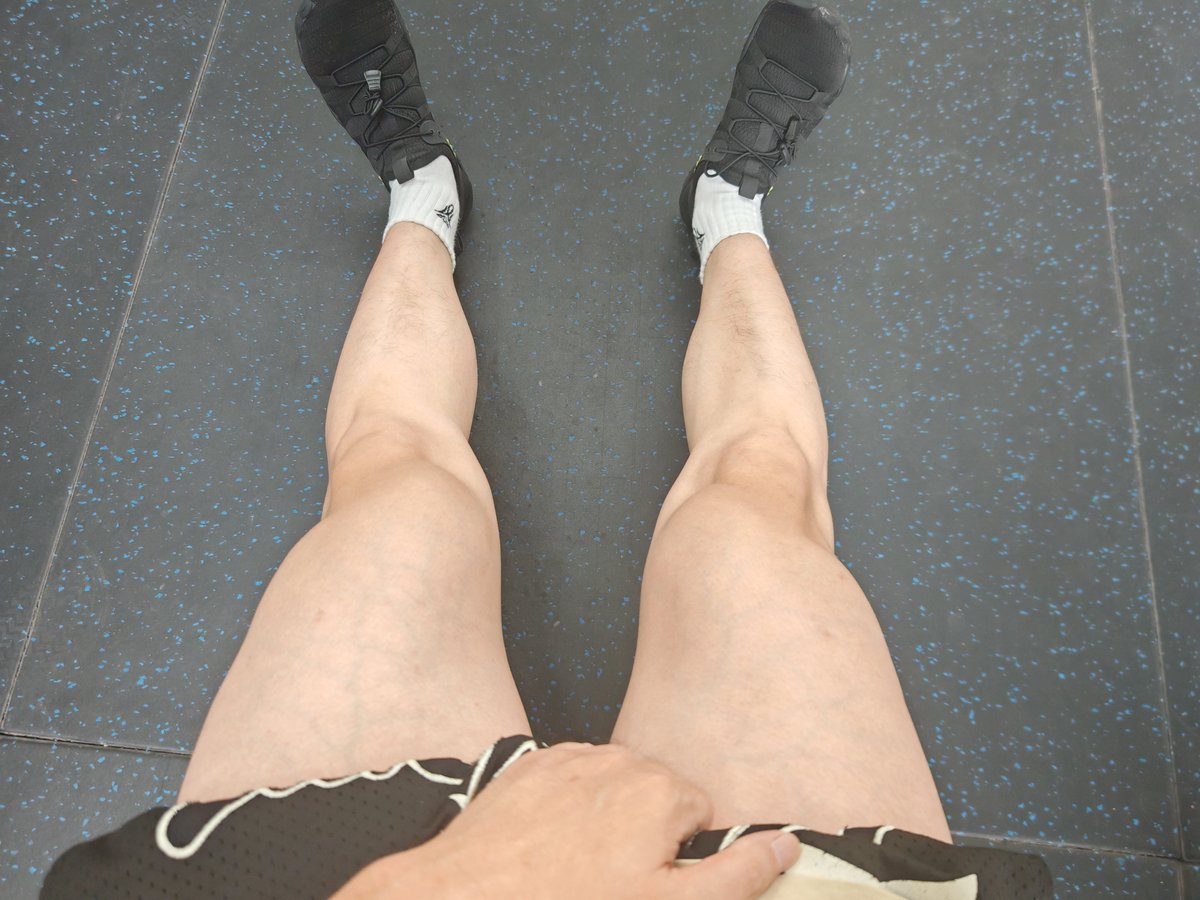 skd4c's tweet photo. 练不粗的小短腿，带🔒蹲腿，真难受 https://t.co/sgD6SvkRC6
