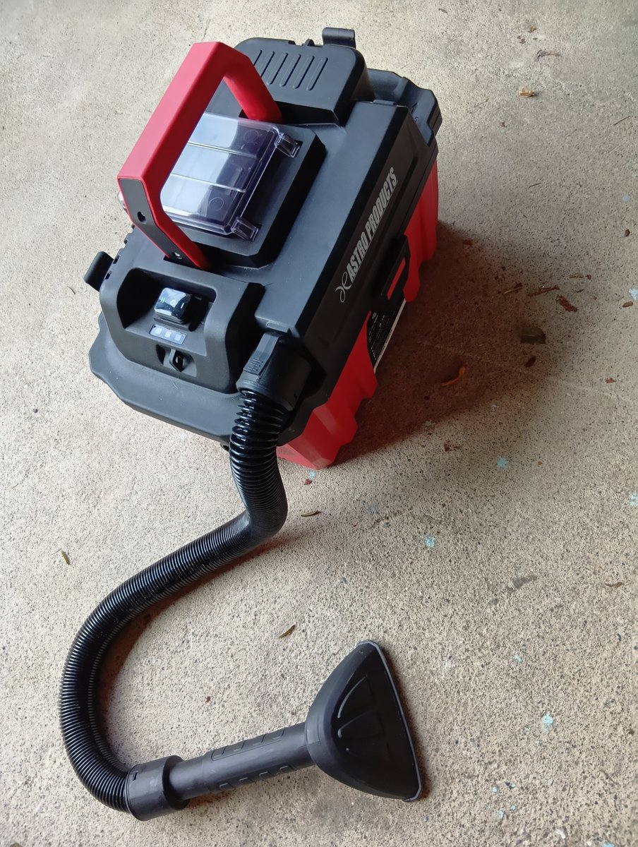 midorinobou2's tweet photo. 採用ありがとうございます！
バッテリー式の乾湿両用掃除機、さっきも肥料をこぼした時に使いました😎
#生活は踊る https://t.co/8xqwX8T93e