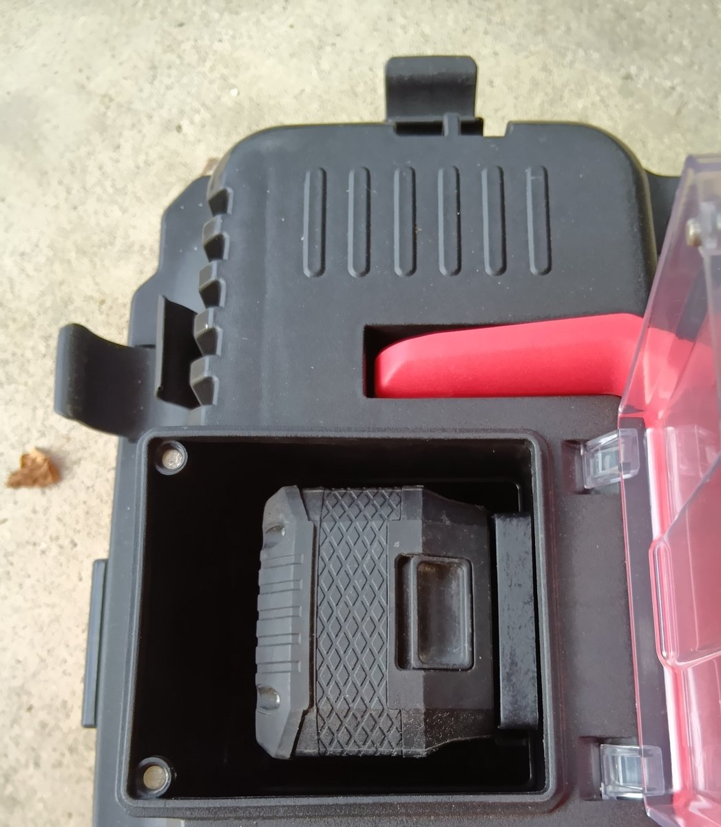 midorinobou2's tweet photo. 採用ありがとうございます！
バッテリー式の乾湿両用掃除機、さっきも肥料をこぼした時に使いました😎
#生活は踊る https://t.co/8xqwX8T93e