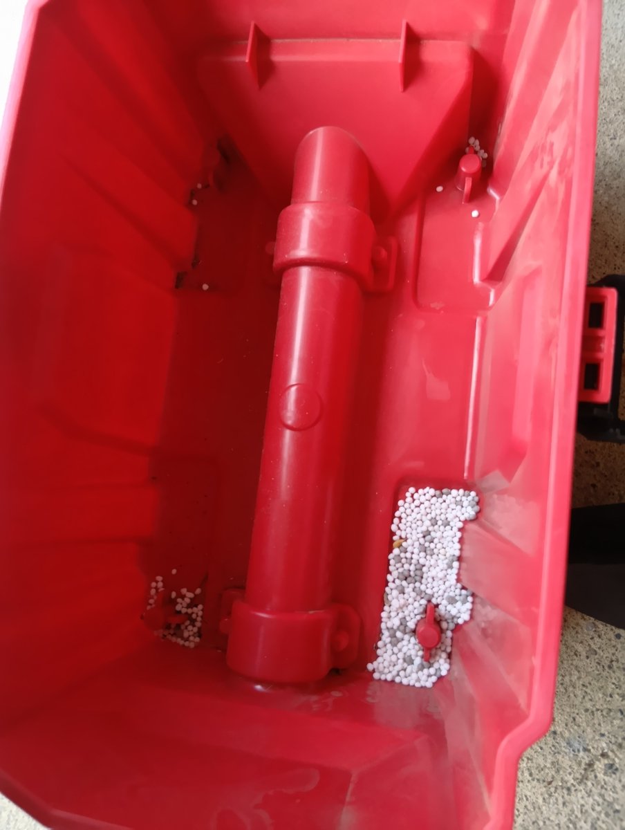 midorinobou2's tweet photo. 採用ありがとうございます！
バッテリー式の乾湿両用掃除機、さっきも肥料をこぼした時に使いました😎
#生活は踊る https://t.co/8xqwX8T93e