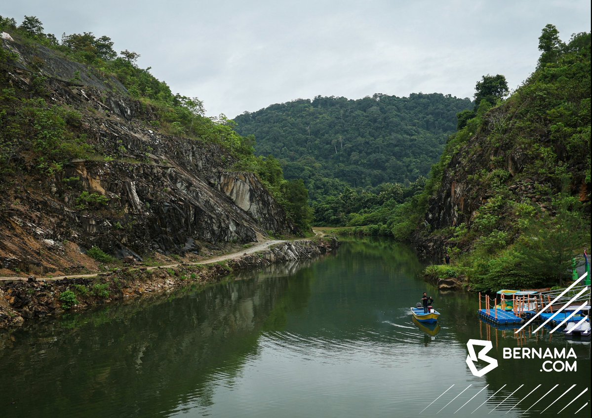 bernamadotcom's tweet photo. 𝐓𝐄𝐁𝐀𝐓𝐀𝐍 𝐁𝐀𝐍𝐉𝐈𝐑 𝐁𝐀𝐖𝐀 𝐊𝐀𝐌𝐏𝐔𝐍𝐆 𝐖𝐀𝐈 𝐊𝐄 𝐏𝐄𝐓𝐀 𝐏𝐄𝐋𝐀𝐍𝐂𝐎𝐍𝐆𝐀𝐍 𝐃𝐈 𝐏𝐄𝐑𝐋𝐈𝐒

#KualaPerlis Asalnya cuma sebuah projek tebatan banjir yang dibina bagi tujuan keselamatan, namun kini lokasi itu menjadi tarikan ribuan pelancong saban tahun selepas keindahan panorama di situ dikongsikan di media sosial.

Terusan Lencongan Banjir Barat (LBB) Timah Tasoh yang merentasi Kampung Wai di sini, membawa pengunjung menyusuri masa lampau di sepanjang formasi batu kapur berusia 500 juta tahun serta kehijauan flora yang menjadi habitat fauna.

Perjalanan menaiki bot sekitar 30 minit itu kemudian membawa pengunjung melalui terowong banjir sepanjang 765 meter yang diterangi cahaya lampu berwarna-warni merentasi Banjaran Nakawan, iaitu antara tarikan utama laluan tersebut.

📸fotoBERNAMA 

#BernamaNews