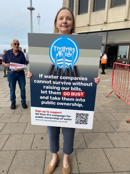 Britain_People's tweet photo. 🔴'Many WATER companies are near #insolvency, so they want to hike our water bills again.

The government must say NO. If they can't survive, let them go bust and take them into public ownership FOR NOTHING.

👉SIGN up to support our campaign for public ownership of water: https://t.co/h8oNgQG05y

-  @We_OwnIt