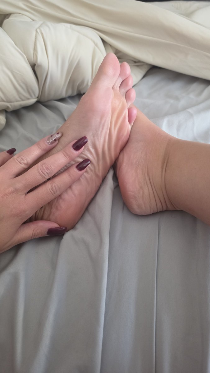GoddessEmily699's tweet photo. Just had my shower.
Where's my pathetic slaves to give yojr Goddess a nice massage?

#DM for more!

#foot #feet #feetfetish #feetworship #footfetish #canada #vancouver #paypig #feetlover #sole #cashmeet https://t.co/IlysdMx6lp