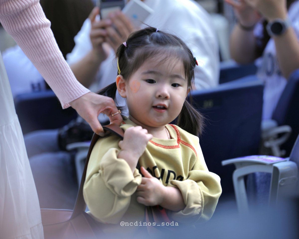 ncdinos_soda's tweet photo. 하솜이💜 엄마 가방 내가 들 거야 https://t.co/7sorXg9G15