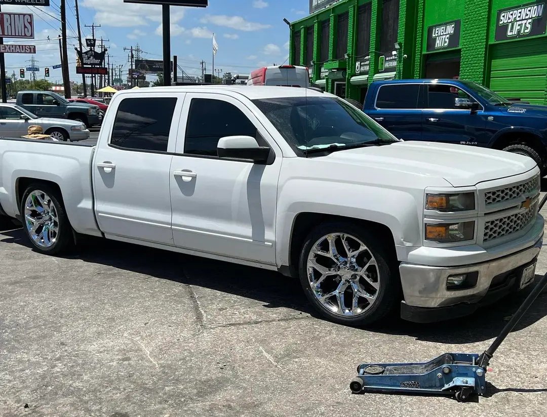 pretty_lis38764's tweet photo. Hmu got tint https://t.co/LZ4lTxVF7V