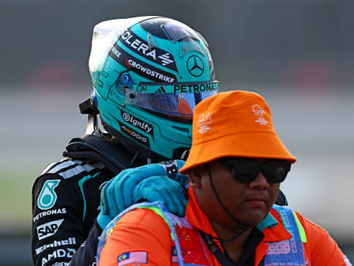 russyrax's tweet photo. The marshals who brought George on the motorbike after the DNF share his stories.

Q: Everyone knows DNF means Did Not Finish, right? Basically just taking the driver from where their car broke down and getting them back to the garage.

: I went over and told him, "It's okay bro, next time will be better." He just kept his head down listening. Later when he got on the bike, he was still looking at me with his head drooping. I thought to myself, ugh, maybe I should take a detour. Just let him cool off for a bit, calm down, and drive slowly back behind the pit lane.

Q: Did he hug your waist?

:Nope. People said he looked super drained, like he was trying hard to stay strong but also holding back tears, not even knowing where to put his hands. That’s pretty much how it went.

Q: Was that an order from above to pick him up? Or did you see it was Russell and wonder if he might snap at you?

:His state really wasn't great at the moment. Since I'm a track motorcycle patrol officer under the captain, whenever we see a driver or a car having issues, we have to respond immediately and rush over. As for instructions, I'm part of the Bahrain crew, so my supervisor pointed out exactly where Russell's car was. Even if I had to go handle it, I needed to park in a good spot next to him and help him onto the bike.k