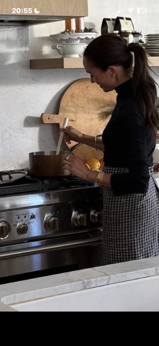 unreMARKLEble's tweet photo. Some people cook with gas, some people cook with electric-some even cook over open fire. #MeghanMarkle cooks with the stove off because she doesn’t really cook. #MeghanIsTheProblem #HarryandMeghan https://t.co/DMJvU8aYQp