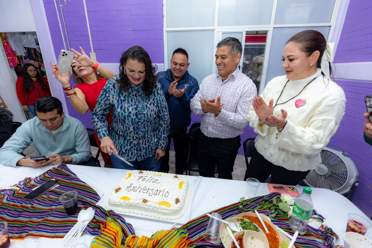 davidsanchezi's tweet photo. ¡33 años de historia y trabajo en el Mercado de Villa de las Flores! 

Me dio mucho gusto acompañar, junto con mi esposa Lulú, a las familias comerciantes en este aniversario.

¡Felicidades por estos 33 años! Que vengan muchos más al servicio de las familias de Coacalco. 👏🏼 https://t.co/bIUbaBXQq8