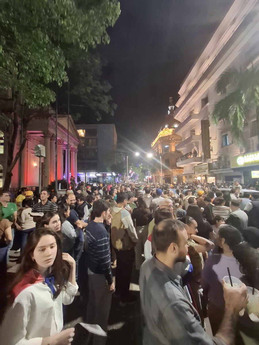 EdQuintana's tweet photo. "Sole, Sole"
"Sí, se pudo"
"Ganamos sin trampa"
"Ganamos sin plata"
"El que no salta es colo'o"

Calle Palma entre Nuestra Señora y Chile. La gente celebra. 

Asunción se alegra por el cambio que se viene. La democracia gana. https://t.co/6Cn9tJy4CM