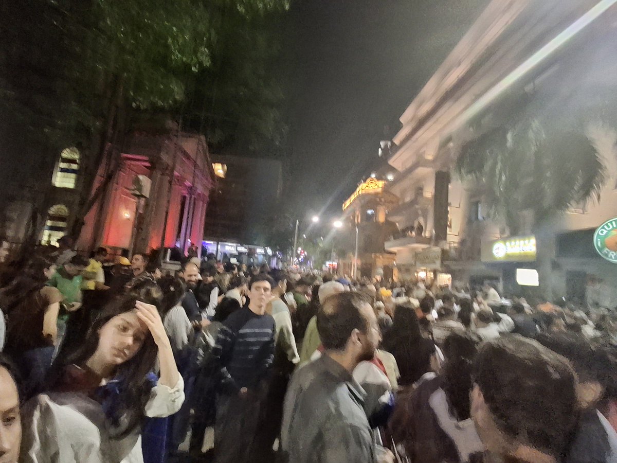 EdQuintana's tweet photo. "Sole, Sole"
"Sí, se pudo"
"Ganamos sin trampa"
"Ganamos sin plata"
"El que no salta es colo'o"

Calle Palma entre Nuestra Señora y Chile. La gente celebra. 

Asunción se alegra por el cambio que se viene. La democracia gana. https://t.co/6Cn9tJy4CM