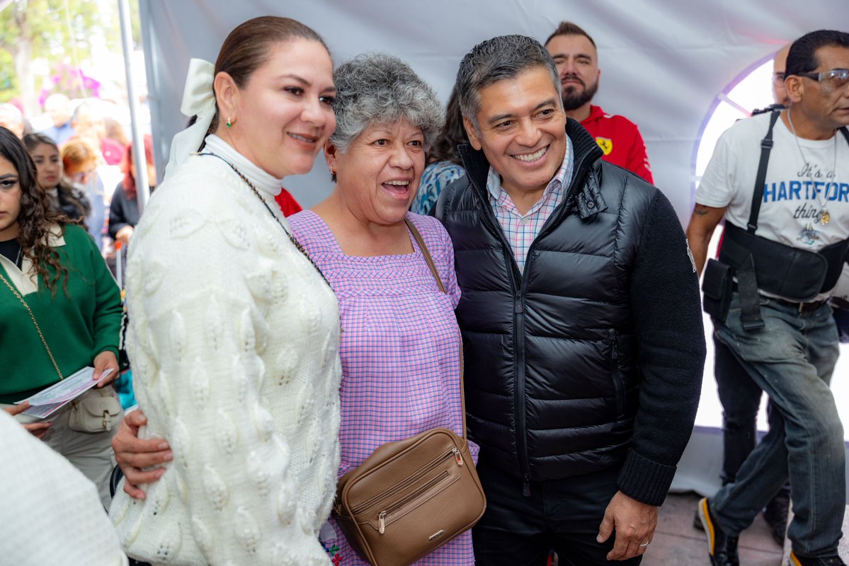 davidsanchezi's tweet photo. ¡33 años de historia y trabajo en el Mercado de Villa de las Flores! 

Me dio mucho gusto acompañar, junto con mi esposa Lulú, a las familias comerciantes en este aniversario.

¡Felicidades por estos 33 años! Que vengan muchos más al servicio de las familias de Coacalco. 👏🏼 https://t.co/bIUbaBXQq8